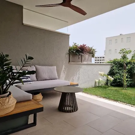 公寓 Znjan Beachfront Luxury Beautiful New With Garden Jacuzzi And Sauna *